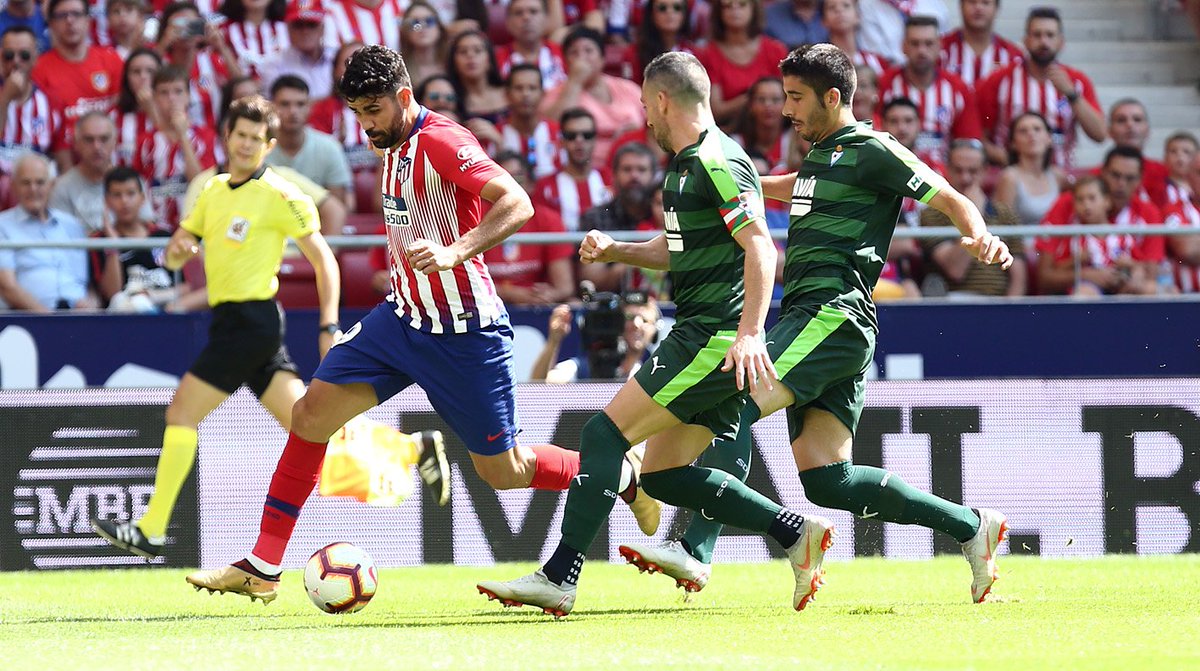 Diego Costa conduce un balón ante dos defensores (Foto: ATM).