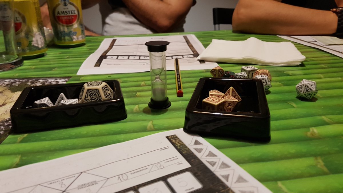 irealo2's tweet photo. Equipazo de campaña #Symbaroum!!! Siempre es un placer compartir hazañas y fechorías con vosotros 😁 Un especial agradecimiento al Máster, Oh, @pepepedraz, ¡cuyo curro es inconmensurable!
Apuñalada, pero feliz (y espantada). https://t.co/nfLbVDQ3KW