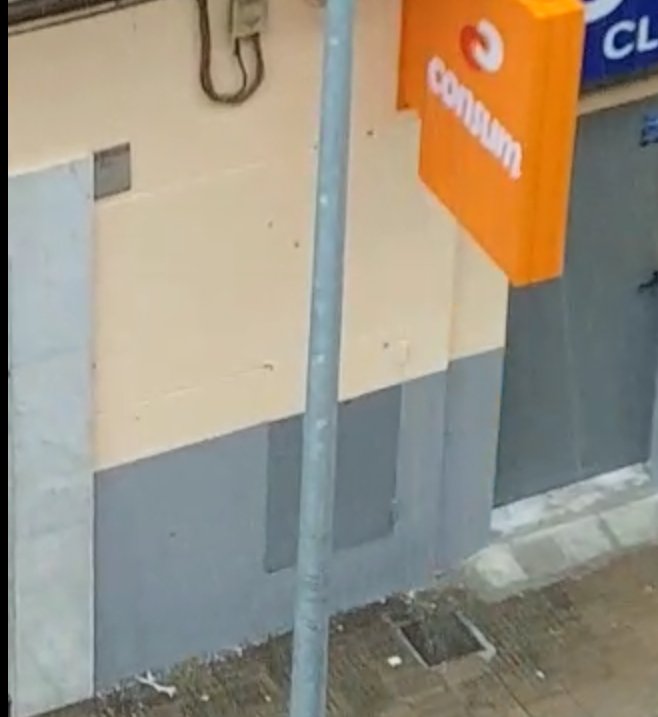 LidonMar's tweet photo. La suciedad a la que hemos llegado en Vila-real nos ocasiona que tras cuatro gotas las cucarachas nos entren en las casas. Hoy sábado a las 13 horas en la calle Torrehermosa en la fachada del nuevo Consum. Esos puntitos negros ya se pueden imaginar lo q son. https://t.co/QyH0NVFouv