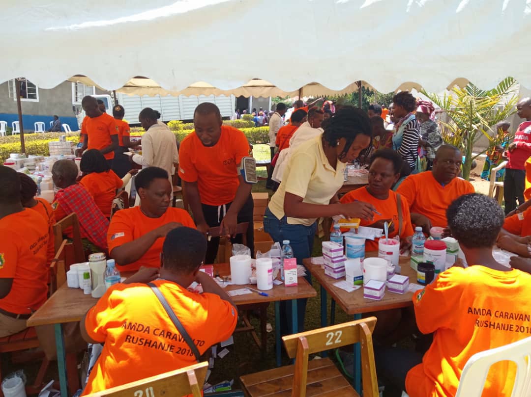 StKyamutetera's tweet photo. Proud of my #AMDA friends from Mbarara Dioces who spent this weekend in Rushanje Parish, Western UG, on the #AMDACaravan, nourishing souls and bodies.
Proud of our partners @PoliceUg @ug_lawsociety @magnusmedi @MagnusUganda etc.
@AMDAUganda mwebare munonga!! https://t.co/O7UxX8PU5W