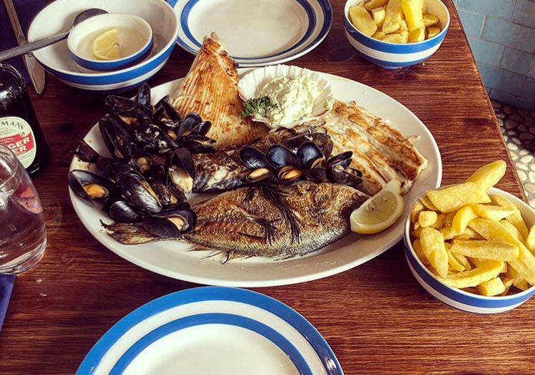 Super fresh Weymouth Bay oysters and crab, Cornish lobster and seafood plates. Saturdays are for shellfish...🦀✨🥂