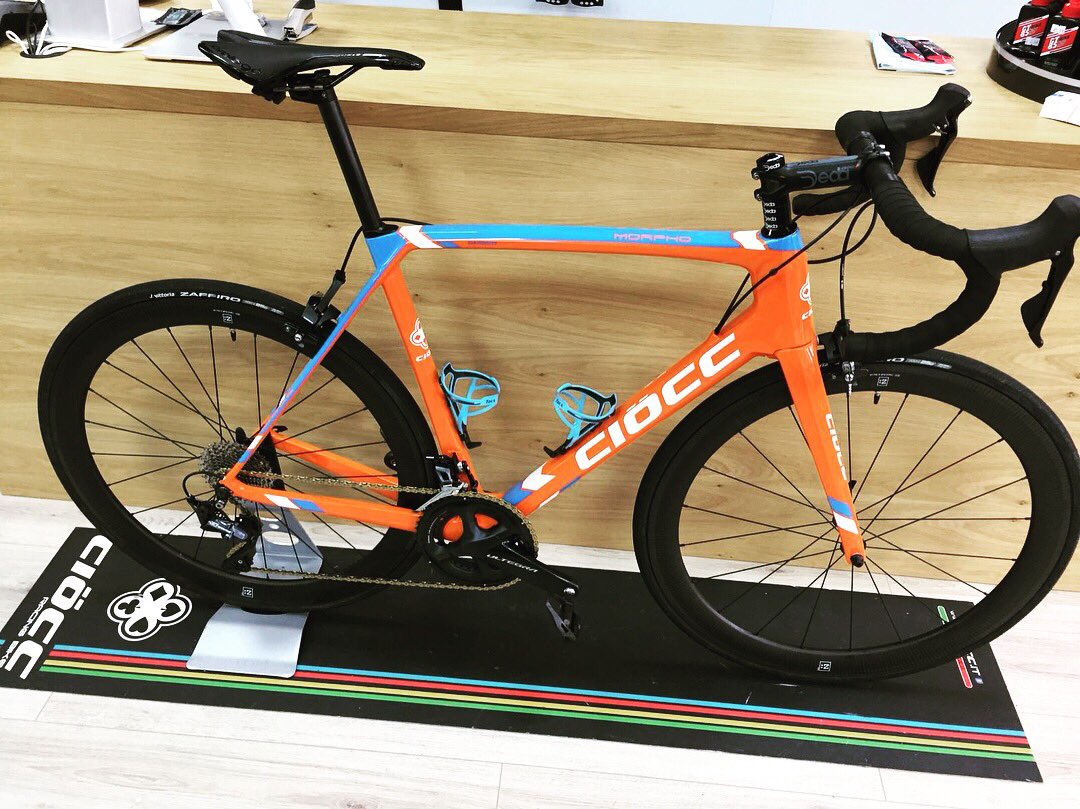 racescene_uk's tweet photo. Did you know that all Ciocc frames are available with custom paint at no extra cost?
Ciocc Morpho built with Shimano Ultegra groupset, Zed Race Wheelset and Deda Finishing Kit ๐ด๐ป๐ฎ๐น #PersonalChoice #Racescene #Ciocc #ItalianCycles #BarnsleyisBrill https://t.co/jlYQEENKUv