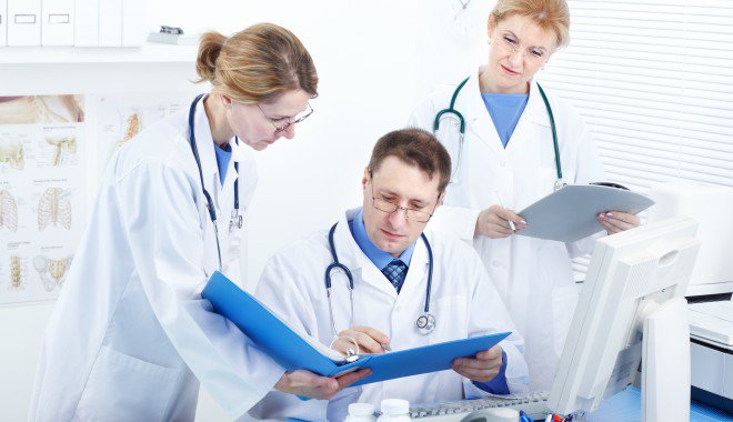 Doctor work it out. врач и компьютер. красивый врач. самые молодые врачи в мире. современный врач.