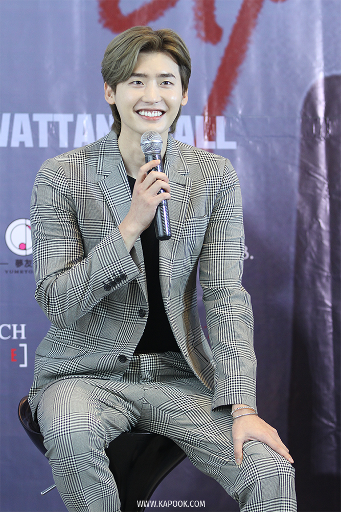 kapookdotcom's tweet photo. #อีจงซอก ส่งยิ้มละลายใจ แถลงข่าวชวนแฟนไทยมาฟินในงานแฟนมีตติ้ง 2018 Lee Jong Suk Fan Meeting in Bangkok ‘CRANK UP’ เย็นวันนี้ #2018LJSCrankUpinBKK #LeeJongSuk #Kapook https://t.co/dd1gj0hac4