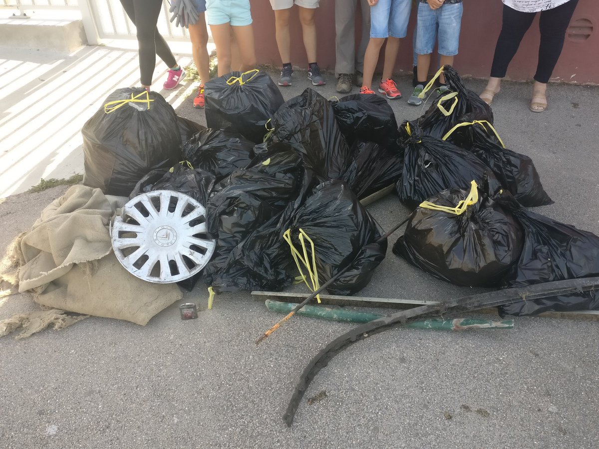 Patrice_13013's tweet photo. Le #worldcleanupday2018 au @College_Malraux c'était ce matin. Merci à la trentaine de bénévoles venus nettoyer leur quartier. Nous avons même trouvé une épave de scooter ... https://t.co/KKGYtAlp7S