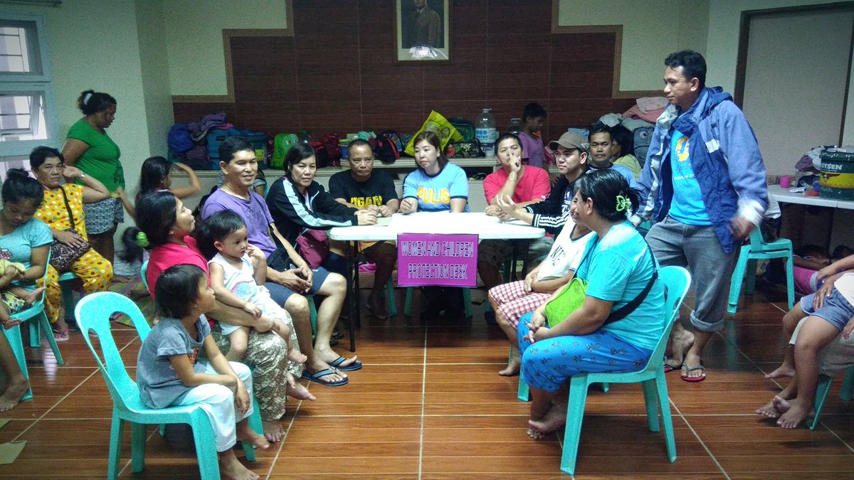 PCPTWINSTONORTE's tweet photo. SPO1 Erlynn Fonseca, Chief WCPD PNCO, under the directives of PSINSP JENNIFER CRUZ, COP provided assistance desk to evacuation center at Senior Citizen's Bldg., In coordination with MSWDO, MDRRMO, RHU and Brgy. Officials of Brgy. Wawa, Abucay, Bataan. https://t.co/rDzzaHJv18