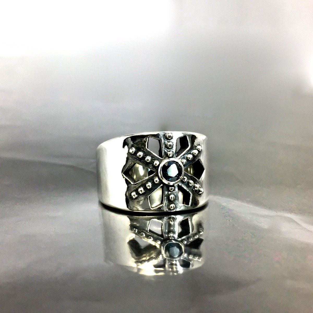 GODSIZEofficial's tweet photo. 今月の誕生石です。
#sapphire #sapphirering #studsring #jewelry #starlingsilver #silverjewelry #silver925 #tokyo #godsize https://t.co/HlI4tFzprU