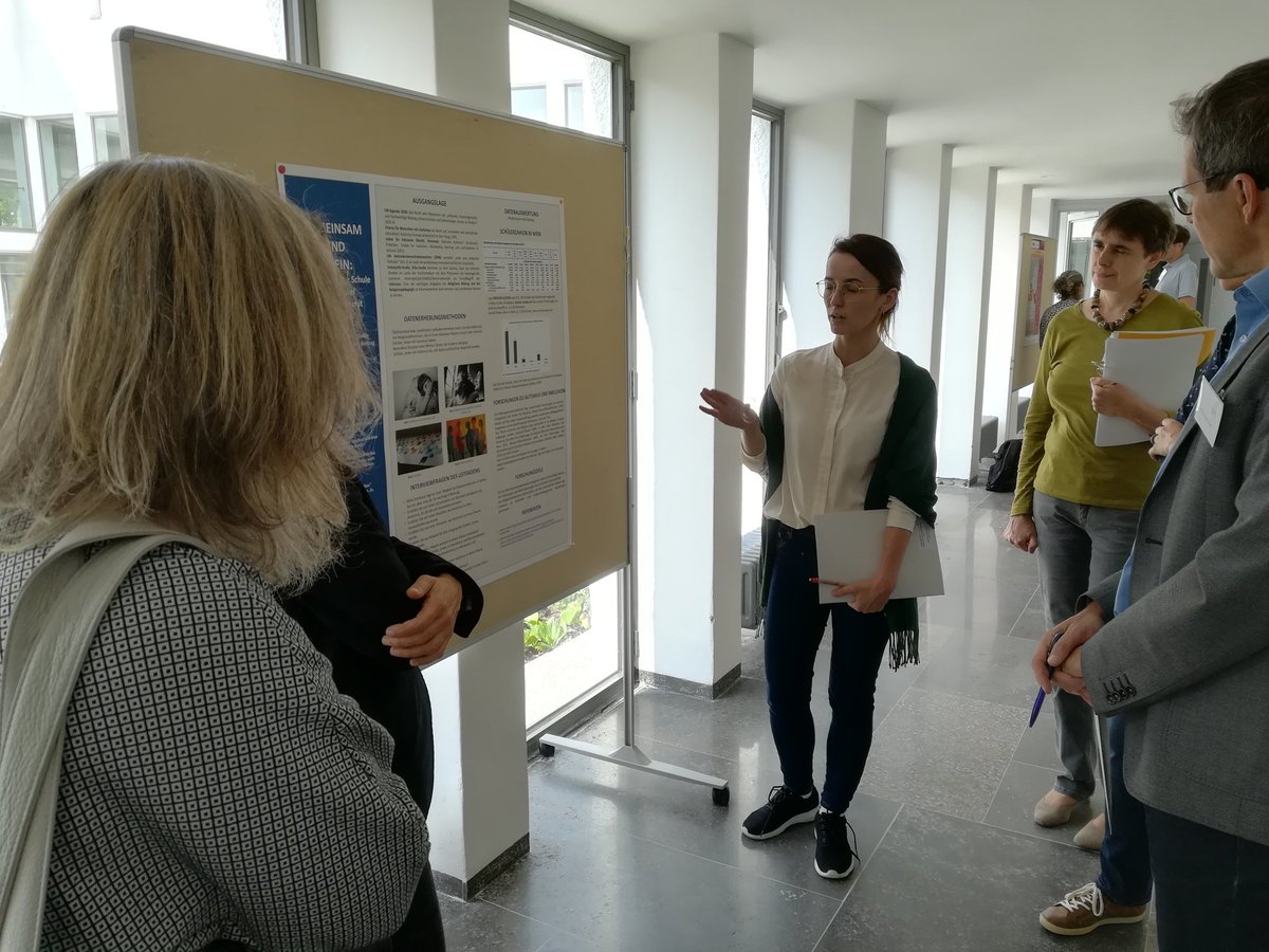 AKRK_RelPaed's tweet photo. Zeit für den Nachwuchs bei der #akrk2018 - Nachwuchswissenschaftler*innen präsentieren ihre Poster zu (Qualifikations-)Arbeiten https://t.co/HqN6w2ESD5