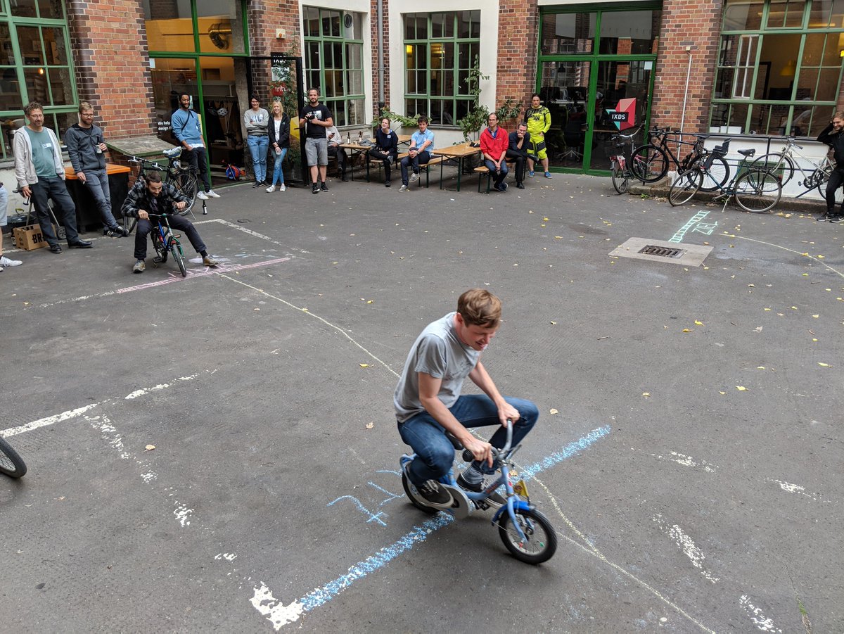 tbsprs's tweet photo. Die Großen auf den Kleinen beim @CyclehackBER #cyclehack #cyclehackber #fahrrad #Berlin @ixdsberlin https://t.co/1jTFxzZkCz