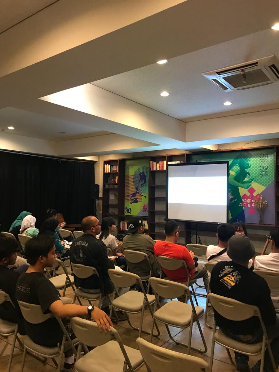 100prsenmanusia's tweet photo. Suasana pemutaran film di Komunitas Salihara hari ini. 100% Collaboration IAWRT dan Landfill Harmonic + Music Store. Terima kasih yg sudah hadir 🙏 #100PersenManusia #100PMFF2018 #FilmFestival #semuasetara https://t.co/gfdWQ8a6br