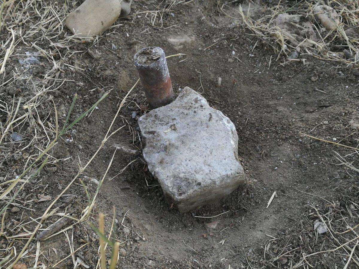 Hola <a href="/aytogetafe/">Ayuntamiento Getafe</a>, esto nos hemos encontrado esta mañana unos cuantos usuarios del <a href="/ACaninasMoreras/">Colectivo Usuarios Áreas Caninas "Las Moreras"</a>. Debe de estar cimentado porque no hemos sido capaces de quitarlo. A ver si para cuando lleguen las obras...