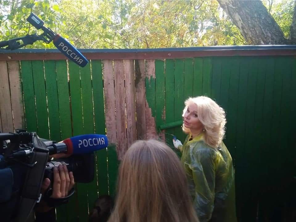 Зампред правительства РФ под камеру красит забор у фельдшерского пункта.
Тот самый случай, когда укладка волос маляра стоит дороже, чем сам забор,  краска, кисти и работа съемочной группы, которая снимает сей пиар-маразм!
