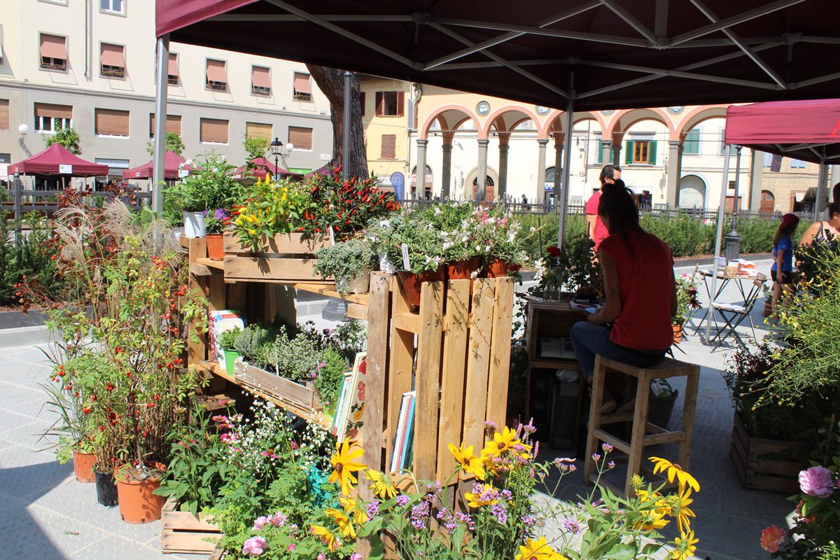 CeciliaDelRe's tweet image. Una Piazza viva piena di #libri e #fiori. Grazie a @confirenze e alle librerie e ai vivai presenti per aver creduto con noi in questa iniziativa: la loro partecipazione oggi assume infatti anche un ruolo sociale, quello di #rigenerare insieme un luogo della nostra città.