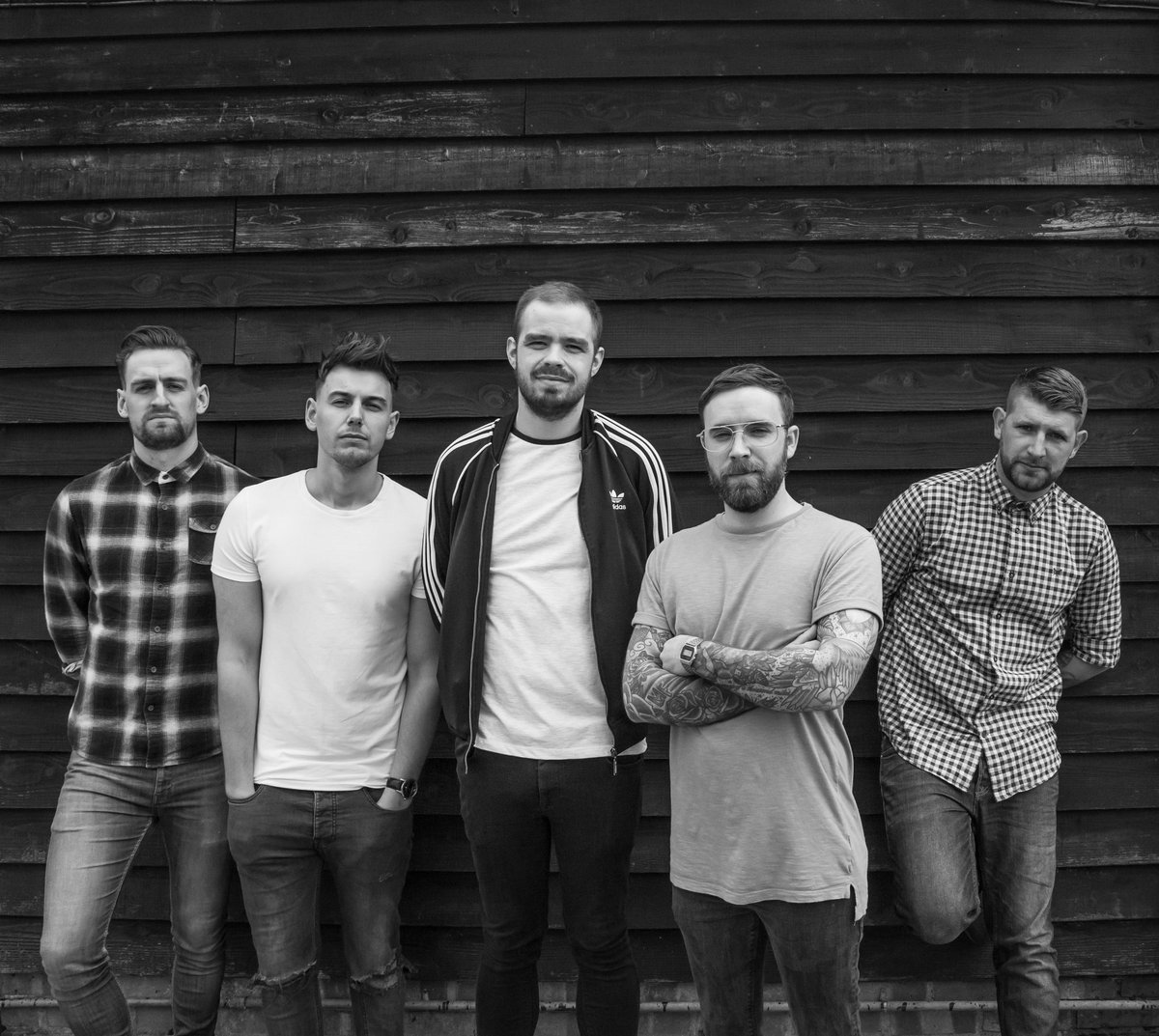 thezineuk's tweet photo. Track of the day comes from the glorious @leaderband
Coming out of Oxfordshire &amp; Bucks. Their new track 'Open Skies' kind of conjures up open roads and an almost American dream scenario. 
With a chorus you can hang your shirt on.

Links: https://t.co/pKcAQbOuvm

x https://t.co/VSSsEDCkjo