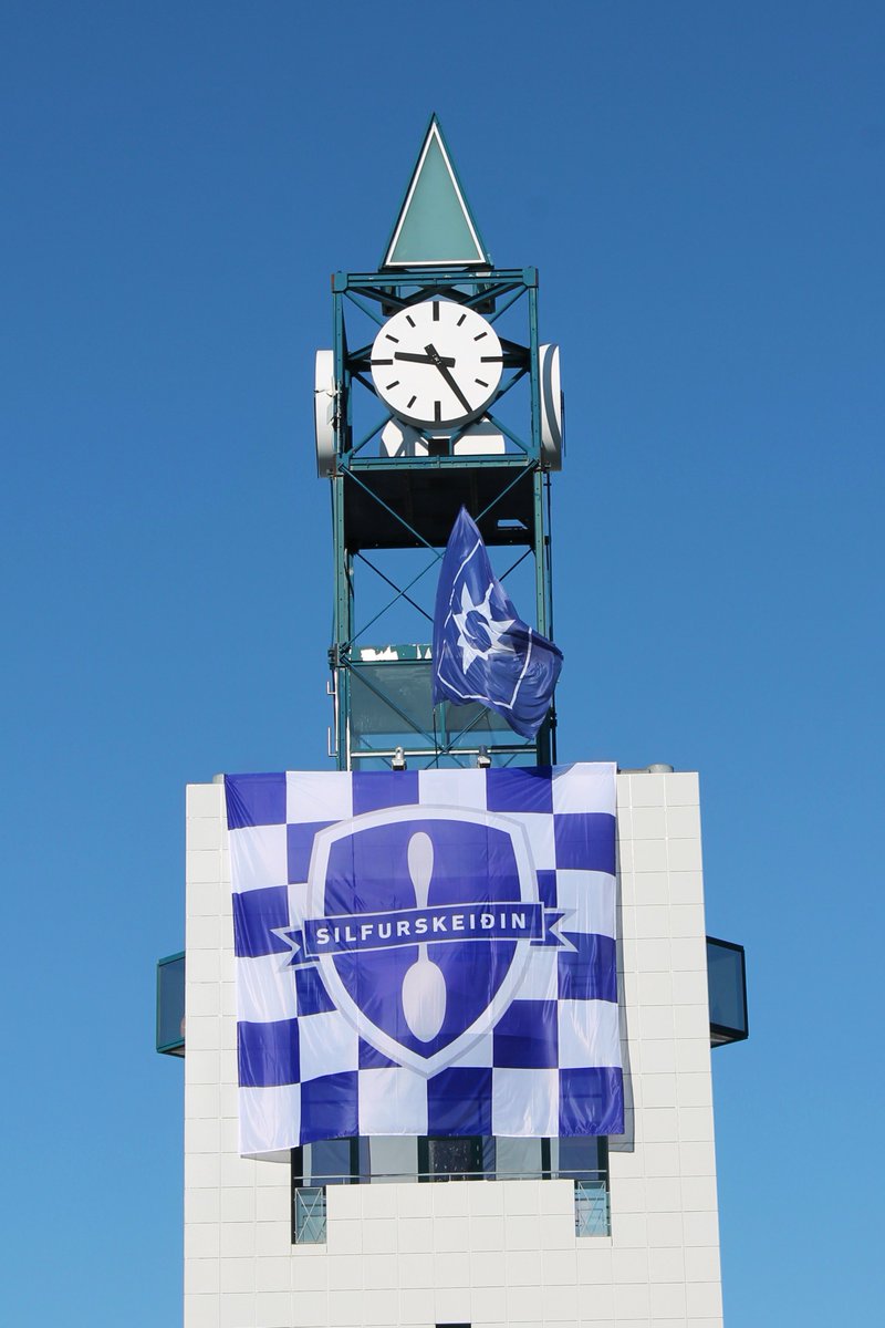 Við sjáum ekki betur en að Gunnar bæjarstjóri sé orðinn vel peppaður fyrir leiknum og sé búinn að flagga og það ansi hressilega... Ekki nema Skeiðin hafi framið valdarán sem er svo sem allt eins líklegt! #InnMedBotlann