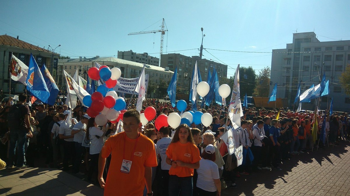 ivmger's tweet photo. Команда #ivmger принимает активное участие на 17-ом параде студенчества! 

Ребята организовали для гостей праздника интерактивные площадки с настольным хоккеем и шахматами-«гигантами».
#ЕдинаяРоссия #МолодаяГвардия #Иваново https://t.co/jRycVojCjZ