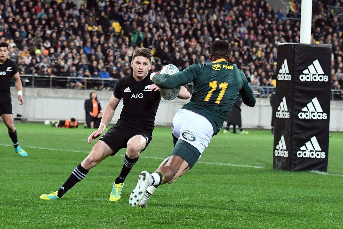 CyrilRamaphosa's tweet image. A job very well done by our Springboks for the fierce fight and victory against the tough All Blacks. The determination you demonstrated today, away from home, is beyond fulfilling. Our team showed true character from start to finish. Continue to fly the flag, you make us proud.