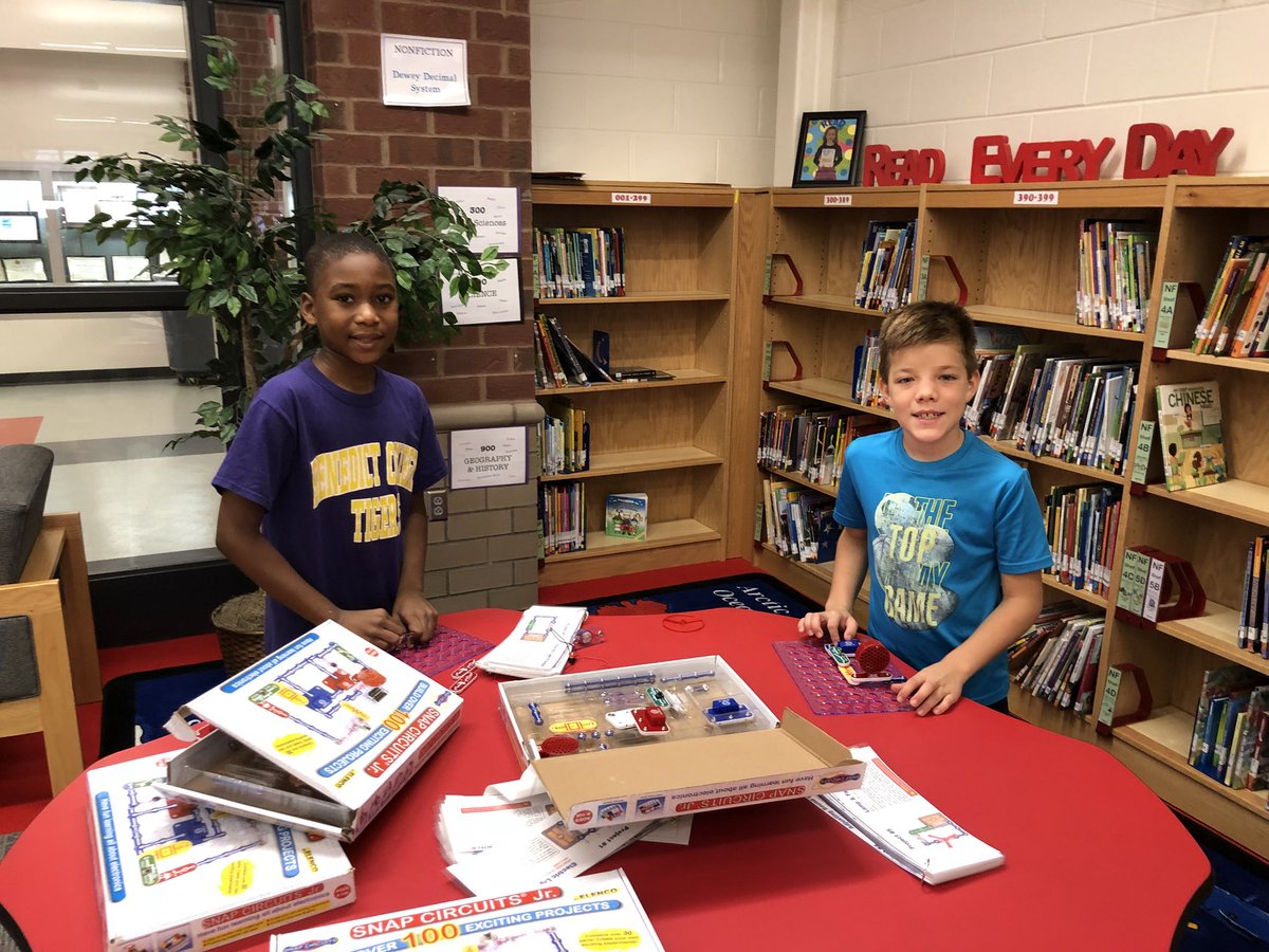 christa0511's tweet photo. @Boone_County @UnleashTheWilde #boone2020 Kids are reading, Making and using those 21 century skills daily in the TES library! https://t.co/3GdI8U6QVR