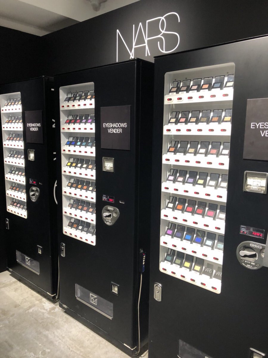 wwd_jp's tweet photo. 【FNO取材】「NARS」に西洋占星術師のジョニー楓が登場！予約した人に向けて個人鑑定をしています。予約なしでもSNSに写真を投稿して、アイシャドウの自販機から好きな色を選ぶとその色に対してジョニーさんのお告げがもらえます🎨
https://t.co/UVSsOf4G63
#NARS #FNO #FNOJP https://t.co/KLyImyd7hb
