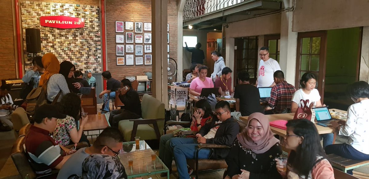 100prsenmanusia's tweet photo. Tidak kalah seru dengan sahabat tunanetra kita dan para pembisiknya di Paviliun28 dalam acara Blind Date Kenapa Harus Bule. Yeay, ramaikan terus 100% Manusia Film Festival 2018. #100PersenManusia #100PMFF2018 #FilmFestival #semuasetara https://t.co/1qt2a6H2aO