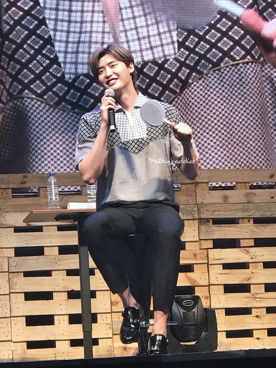 Milky_addict's tweet photo. #2018LJSCrankUpinBKK จงซอกในงานวันนี อาจไม่ได้สนุกที่สุด แต่สำหรับเรา วันนี้ทัชที่สุด ~ ใจดีที่สุด เรารอเก่งนะ อยากย้ำให้รู้จริงๆ https://t.co/dBunMhfNy3