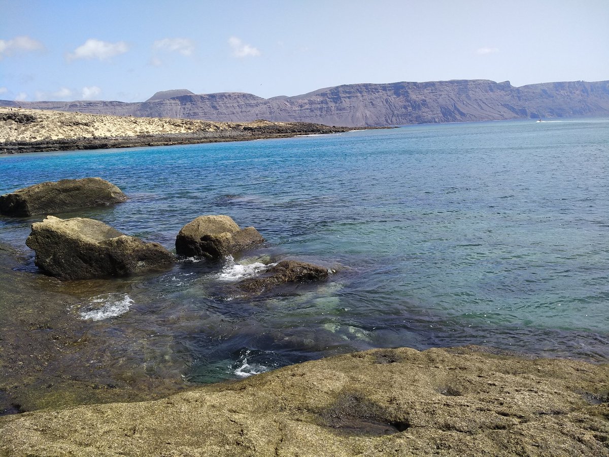 Tania421987's tweet photo. I said hello to you a week ago You are an indomitable island,wild,arid,but also of crystalline waters,silence is your weapon but I have seen places that have left a mark on me.Goodbye Lanzarote ❤ #Lanzarote #summer2018 #mysummer2018 #canarias #meandyou #mybestsummerholiday2018 https://t.co/RHJSZ0lLLk