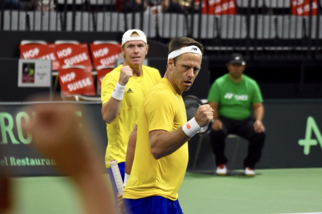 🇨🇭🆚🇸🇪 (1-2)
Yes! Markus Eriksson och Robert Lindstedt ger Sverige 2-1 i matcher efter 3-0 i set (6-2, 6-2, 6-4) mot Bellier/Margaroli. 
Matchboll Sverige i landskampen. Två avslutande singlar i morgon med start 13:00. 
#GameSetSweden