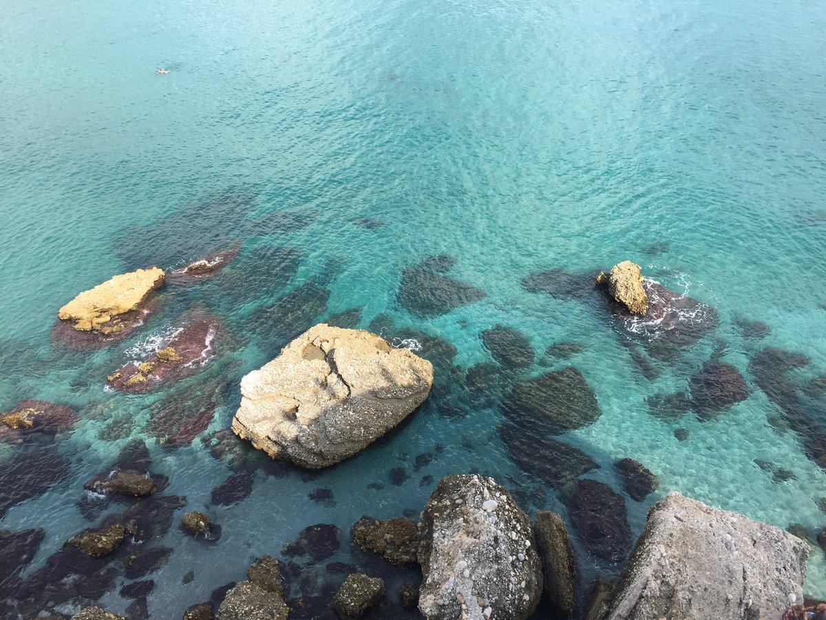 Crystal clear turquoise water. 
📷view from Balcón de Europa #paradise #holidays #vacations #vacaciones #Vacaciones2018 #EndlessSummer #summervibes #summer #SEA #Mediterranean #mediterraneanstyle #visitanerja #welcometonerja #spain #Nerja #Malaga #costadelsol #nerjaparadise