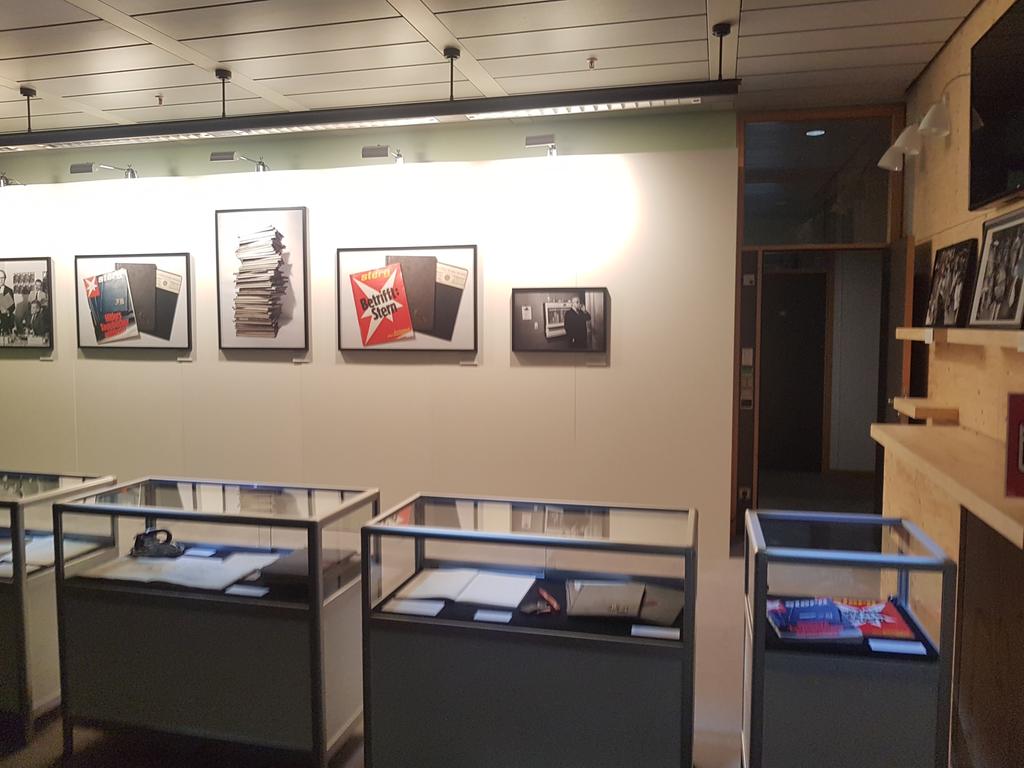 Heute feiert der #stern den #TagdesJournalismus zum 70. Geburtstag. Und stellt die #Hitlertagebücher aus. Kommt zum Baumwall, lohnt sich!