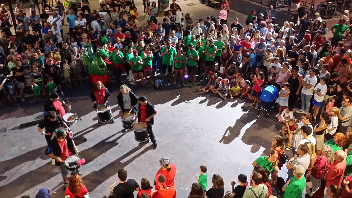 La plaça de l'Església plena a vessar amb el públic i les colles de diables que, amb les seves bèsties, participen a la festa del 30è aniversari del drac Joan, dels <a href="/diablesCSJoan/">diablesCSJoan</a>. Quan es faci fosc, començarà el correfoc