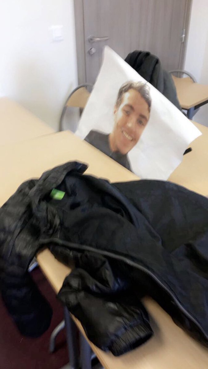 Hedi692's tweet image. A l’époque au lycée mon shab il était absent du coup j’l’avait imprimer on a fait la photo de classe avec