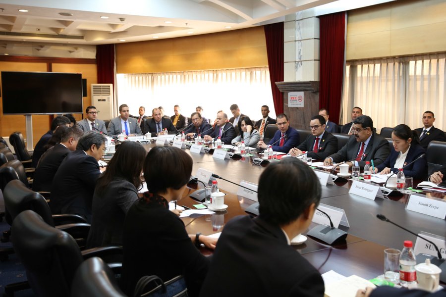 #LoDijo 📹 | “Hay compromisos de financiamiento para el crecimiento de la producción petrolera, de la producción del oro e inversiones en más de 500 proyectos de desarrollo dentro de Venezuela”, recalcó el mandatario nacional <a href="/NicolasMaduro/">Nicolás Maduro</a>