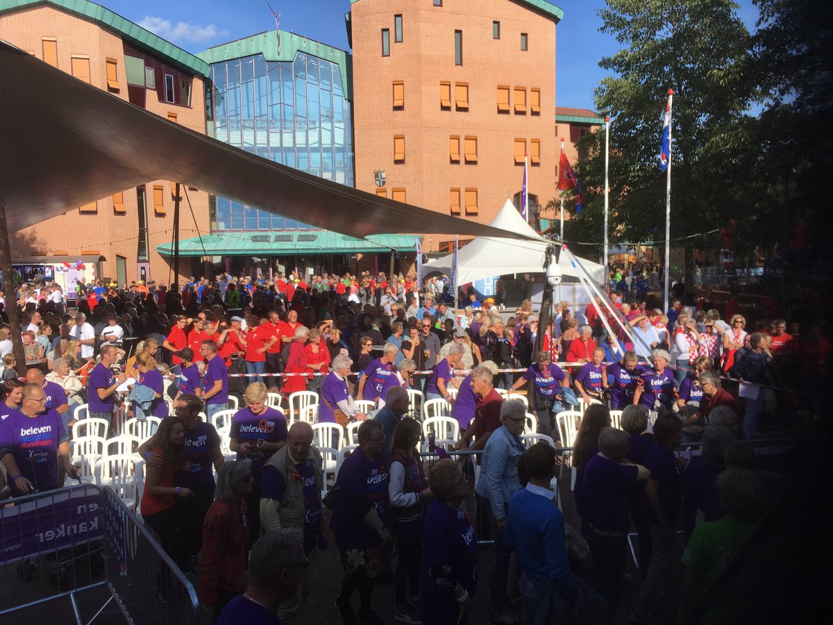 JanPommer's tweet image. Zojuist de opening verricht voor de #Samenloop voor Hoop. Een prachtig initiatief voor een zeer nuttig doel en met een mooie bijvangst: saamhorigheid