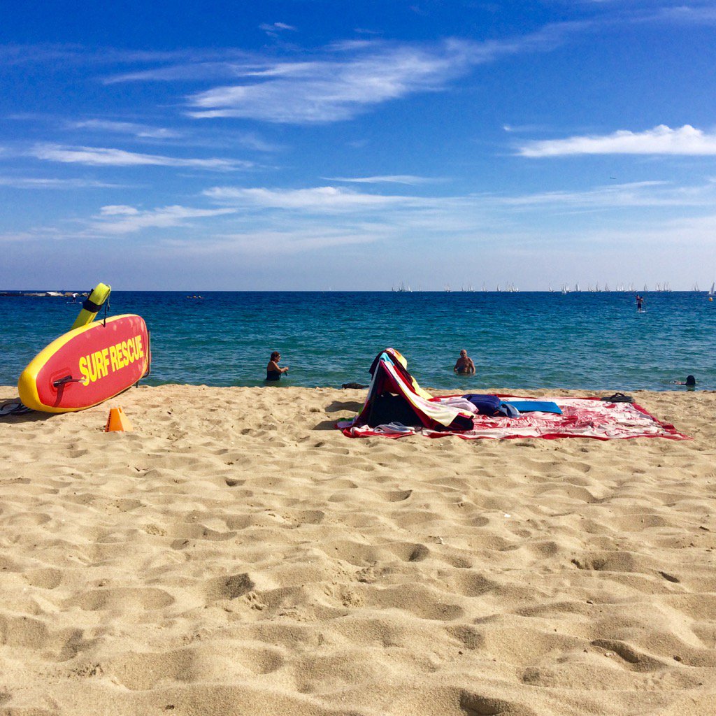 fashionhousebcn's tweet image. Barcelona - Playa de la Nova Icaria #beachlife #surfrescue #barcelonabeach #stillsummer #barcelonabnb