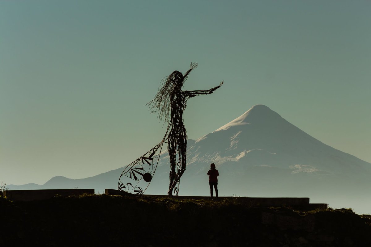 9StudiosCL's tweet photo. #Monumento a #Licarayen, en la #costanera de la #ciudad de #PuertoVaras, #CiudadDeLasRosas, a orillas del lago #Llanquihue, región de #LosLagos, #Chile #CL. #Fotografía de nuestro #Catálogo18 incluida en el sitio #web de #Aparthotel @kintumay. https://t.co/mIrt2Ndw3G