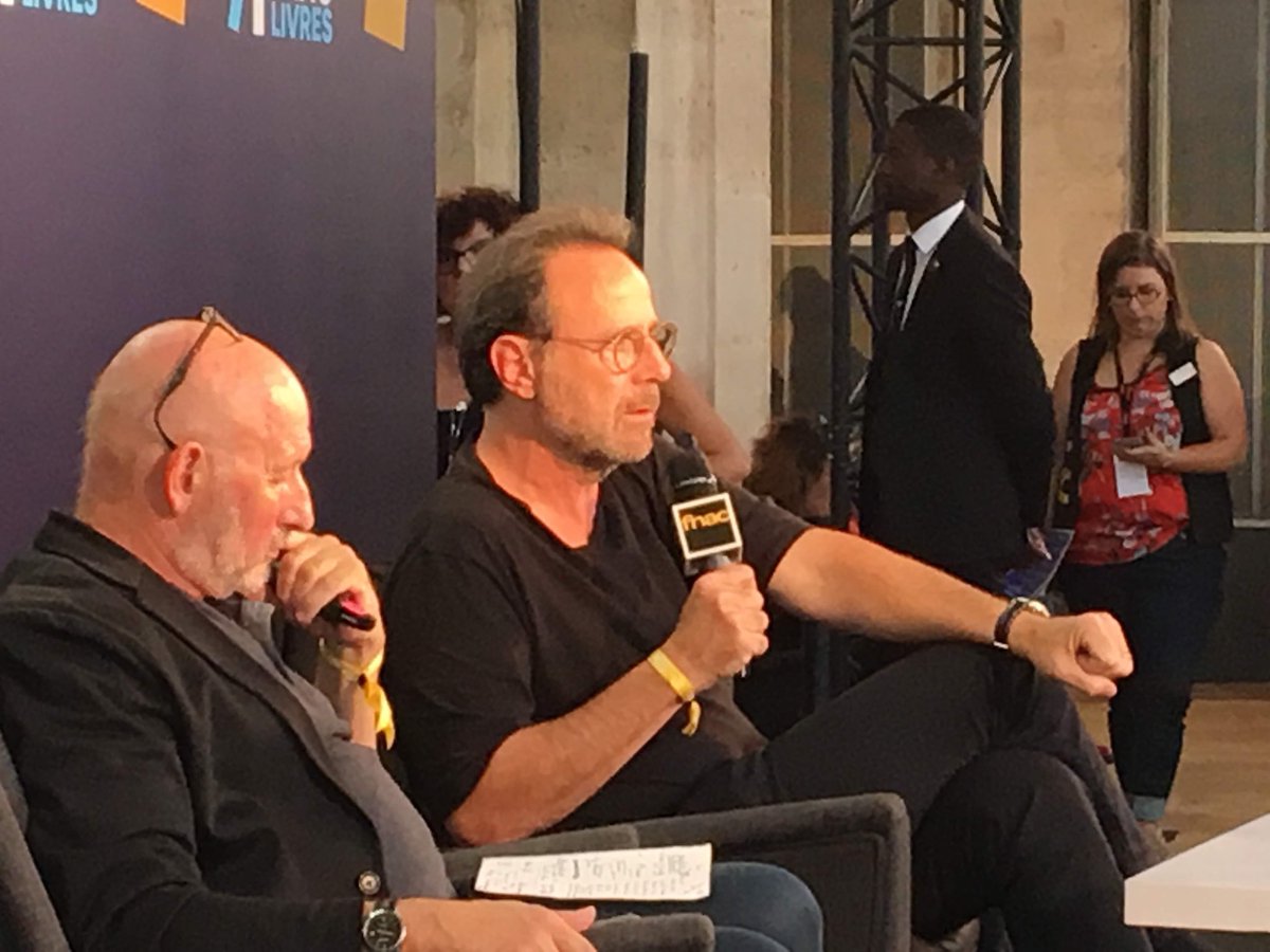 robert_laffont's tweet photo. En direct du Forum @Fnac livres à Paris.
#marclevy #ForumFNACLivres https://t.co/lWPmrKEdQw