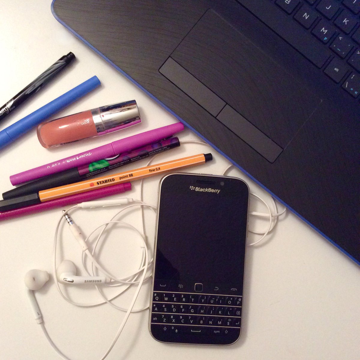 HeyItsMeMissJT's tweet photo. Kickinβ it old school with my dinosaur of a BlackBerry for a week until my Samsung returns from some repairs. #thankgodforwarranties #thiskidneedsanewscreen #jenproblems π¦π±π³ https://t.co/MY8QRLySAD