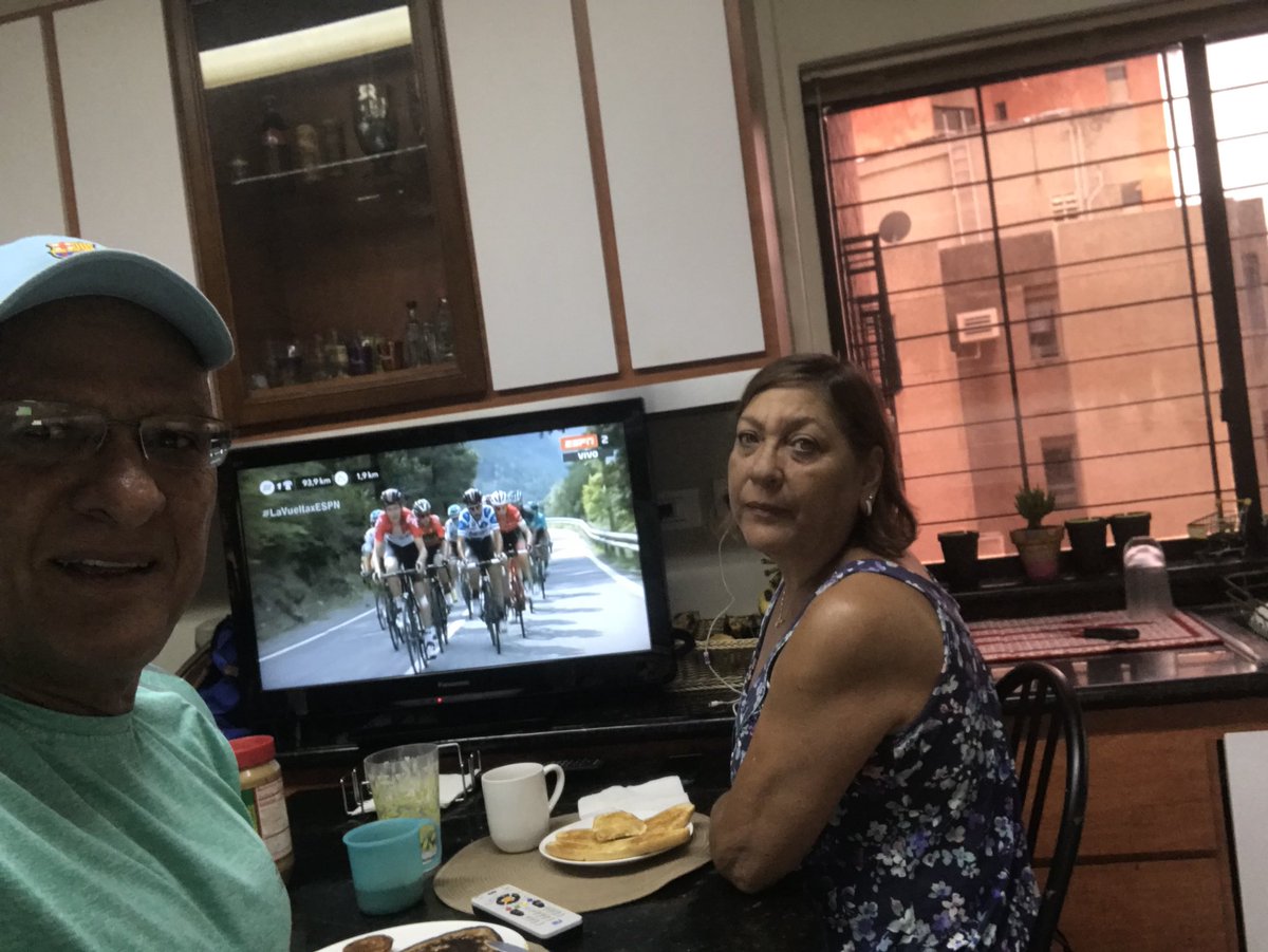 fariasjulio's tweet photo. Desayunando con mi esposa Eva Raquel con el extraordinario equipo d ESPN disfrutando d la Vuelta 🇪🇸, felicitaciones y gracias x tremenda transmisión #LaVueltaxESPN , saludos desde maracaibo vzla @mario_sabato @victorhugopenag 👍🏼🚴‍♂️🚴‍♂️ https://t.co/TG8rBIDRVp
