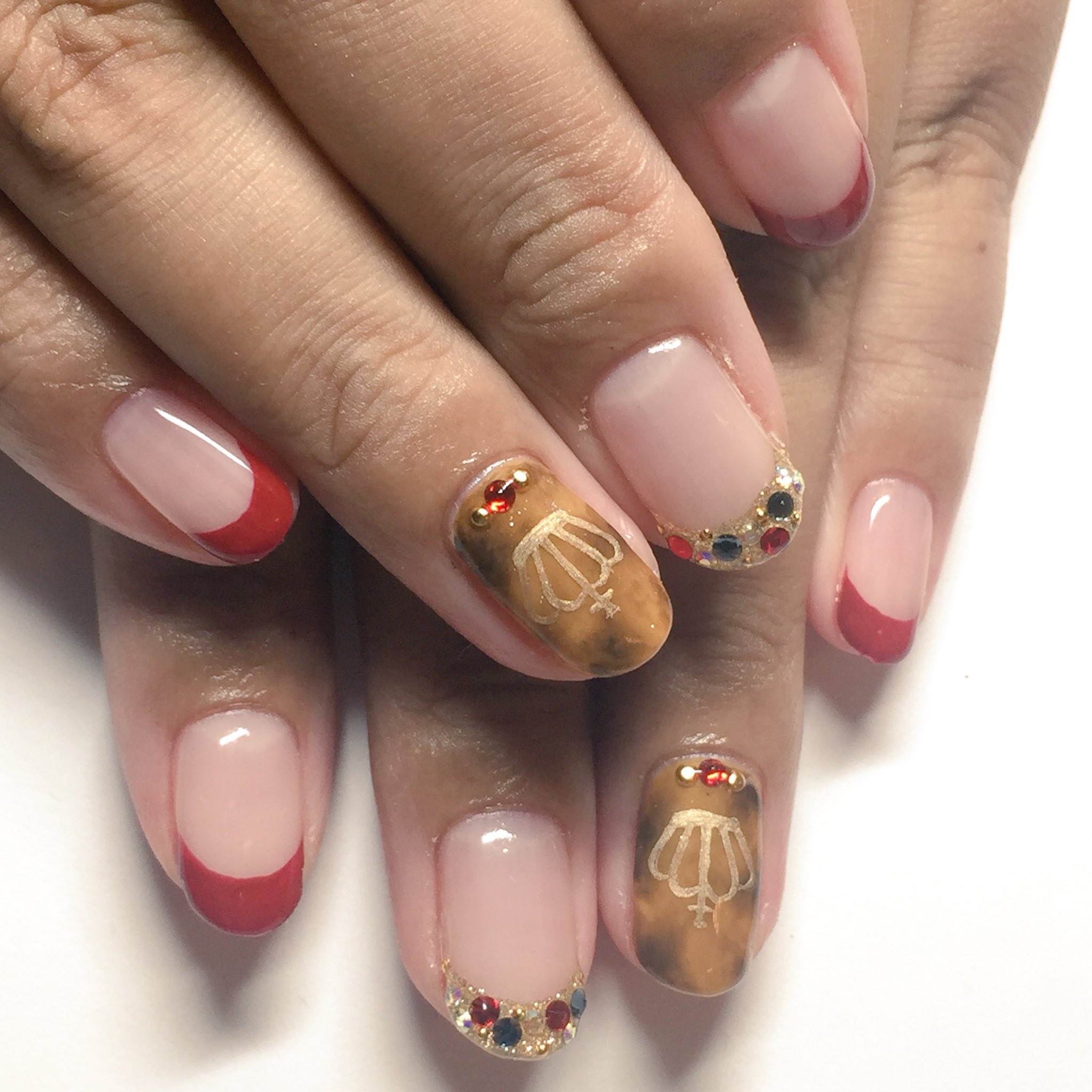 画像 べっ甲ネイルに王冠のモチーフがすごく良い 色味の深い赤のフレンチは敢えてラメラインを入れずスッキリと大人っぽく スタマイの九条壮馬モチーフでした 今日も Matomehub まとめハブ