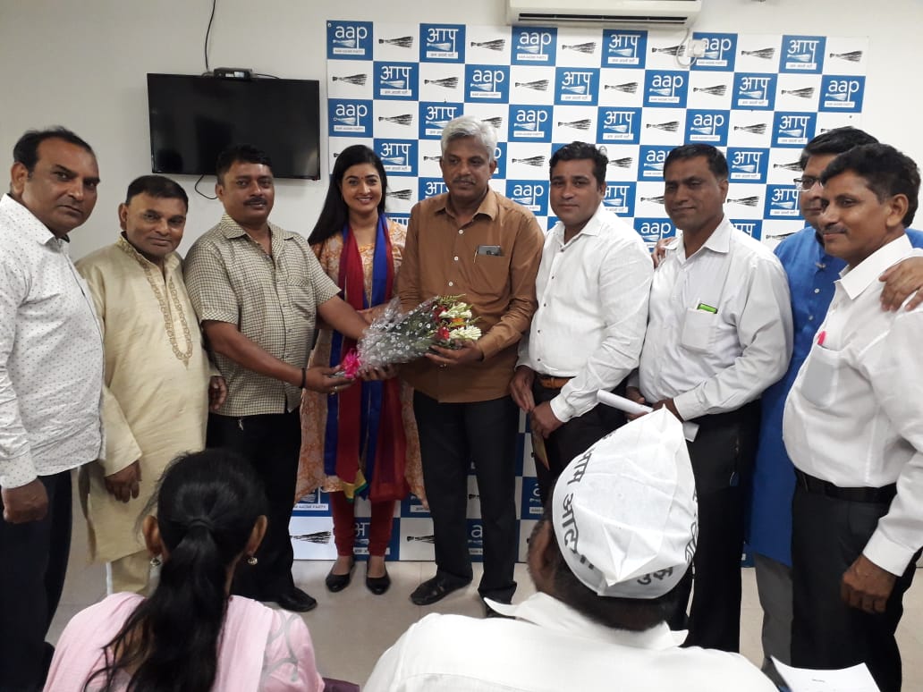 vinod_marothiya's tweet photo. @LambaAlka चांदनी चौक विधानसभा से आपकी विधायक अलका लांबा जी ने आज चांदनी चौक विधानसभा के लोकसभा प्रभारी श्री पंकज गुप्ता जी के साथ अपने कुछ एक्टिव कार्यकर्ताओं के साथ ITO ऑफिस में मीटिंग  रखी यह सब कार्यकर्ता हर कार्य को एकजुट होकर कार्य को उसके अंजाम तक पहुंचा कर ही दम लेते हैं https://t.co/IABj8YKxpr
