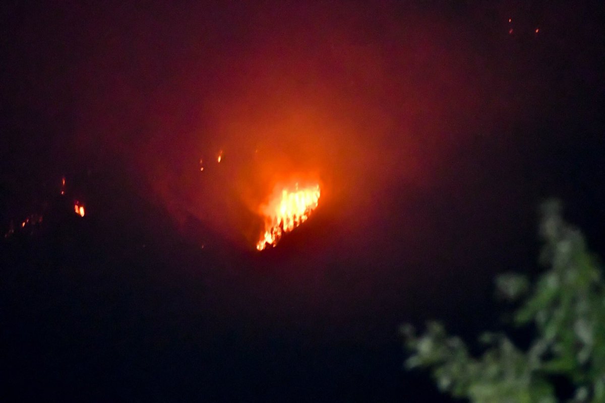 CBhaight's tweet image. This was taken from my driveway last night. This fire is insane! The air is barely breathable this morning. #prayforUtah #PoleCreekFire #Utahwildfire #prayforfirefighters