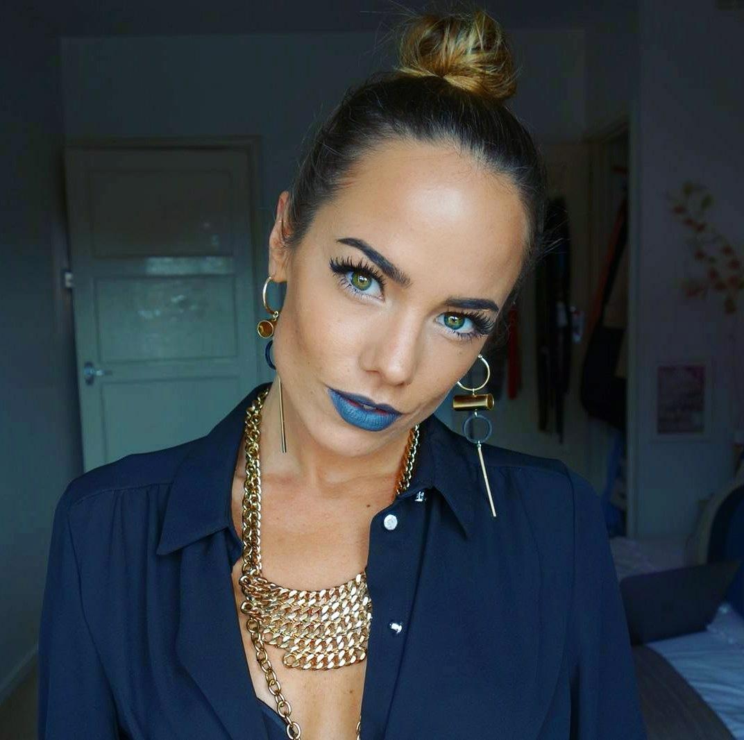 I feel blue 💙 Dabba Dee Dabba Dah #LFW #Makeup #style #fashion #gold #blue