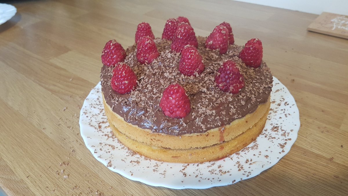 jarnott1912's tweet photo. Make this for my house mates to celebrate the start of our 2nd year of Drama at @HuddersfieldUni
#ExtraSlice
@BritishBakeOff https://t.co/jaOdxqGcgI