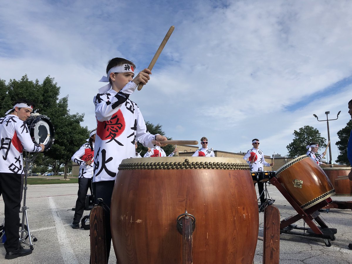HEBMarching's tweet photo. Getting ready for a spectacular, colorful show! https://t.co/TAxXlLzyr3