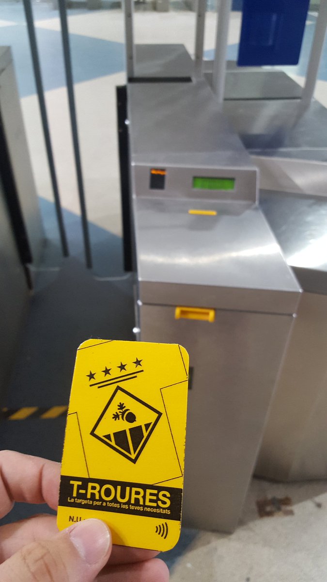 Us presento el primer prototip físic de la #TRoures! Tot i que sembla petita, es del tamany standard 😁 Coses de perspectiva. Properament donarem més informació de com obtenir-la.