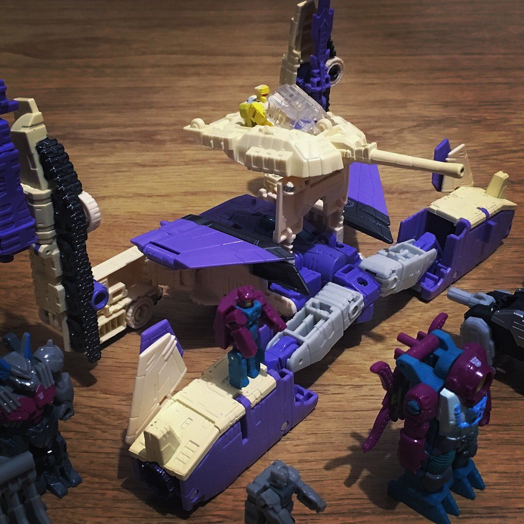 fakebusker83's tweet image. It’s all about that base. #Transformers #titansreturn Blitzwing. #basemode #pretenders #decepticon #fanmode #takara #turret #colourful