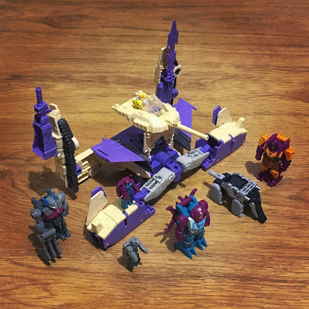 fakebusker83's tweet image. It’s all about that base. #Transformers #titansreturn Blitzwing. #basemode #pretenders #decepticon #fanmode #takara #turret #colourful
