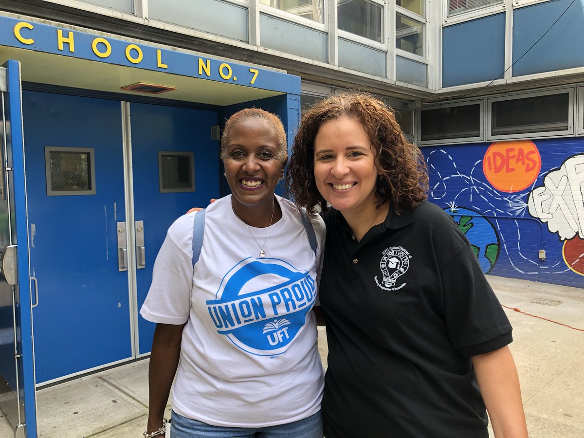 DP_Educator's tweet photo. Sunshine 🌞, music 🎼, food🍿, free student backpacks filled with school supplies 🎒,District 4 schools celebrating together 👐🏼 #D4Rocks @aestrel3 @DOEChancellor @CSD_4 @333MFSC @NYCSchools https://t.co/INO4C7nHBI