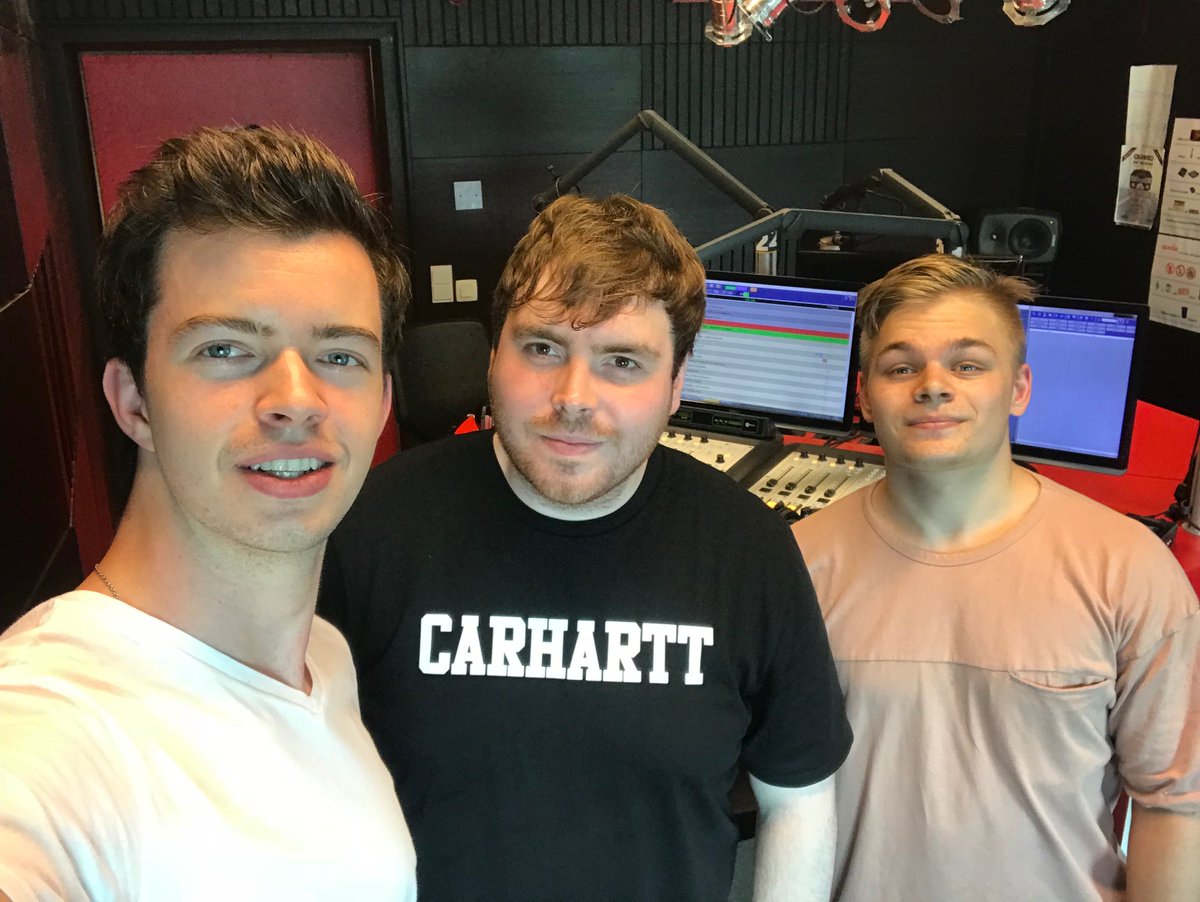 PodenPint's tweet photo. De Tussen Pod en Pint hosts zijn met @ThijsVandepoele verbonden via een gedeelde liefde voor de mediawereld, doldwaze #pendelpret-avonturen en een collectieve haat voor rijstwafels. Beluister episode 78 van Tussen Pod en Pint nu via iTunes, Google Podcasts en www.podenpint https://t.co/vE23s7CKRZ