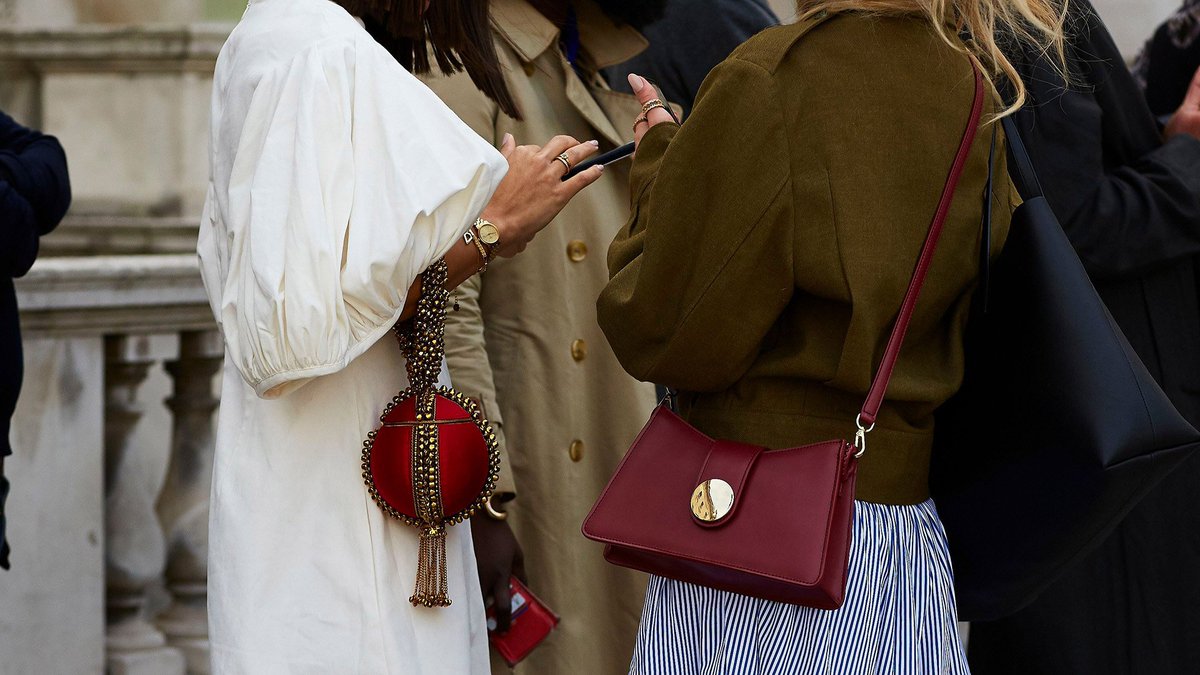 London Fashion Week street style: The six accessories to invest in NOW dlvr.it/QkHtbp